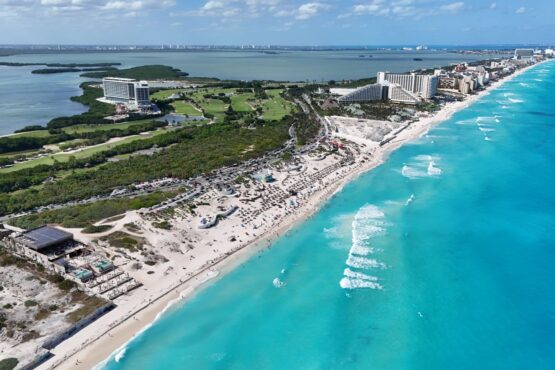 El Ayuntamiento de Benito Juárez trabaja por playas limpias en Cancún para la temporada vacacional